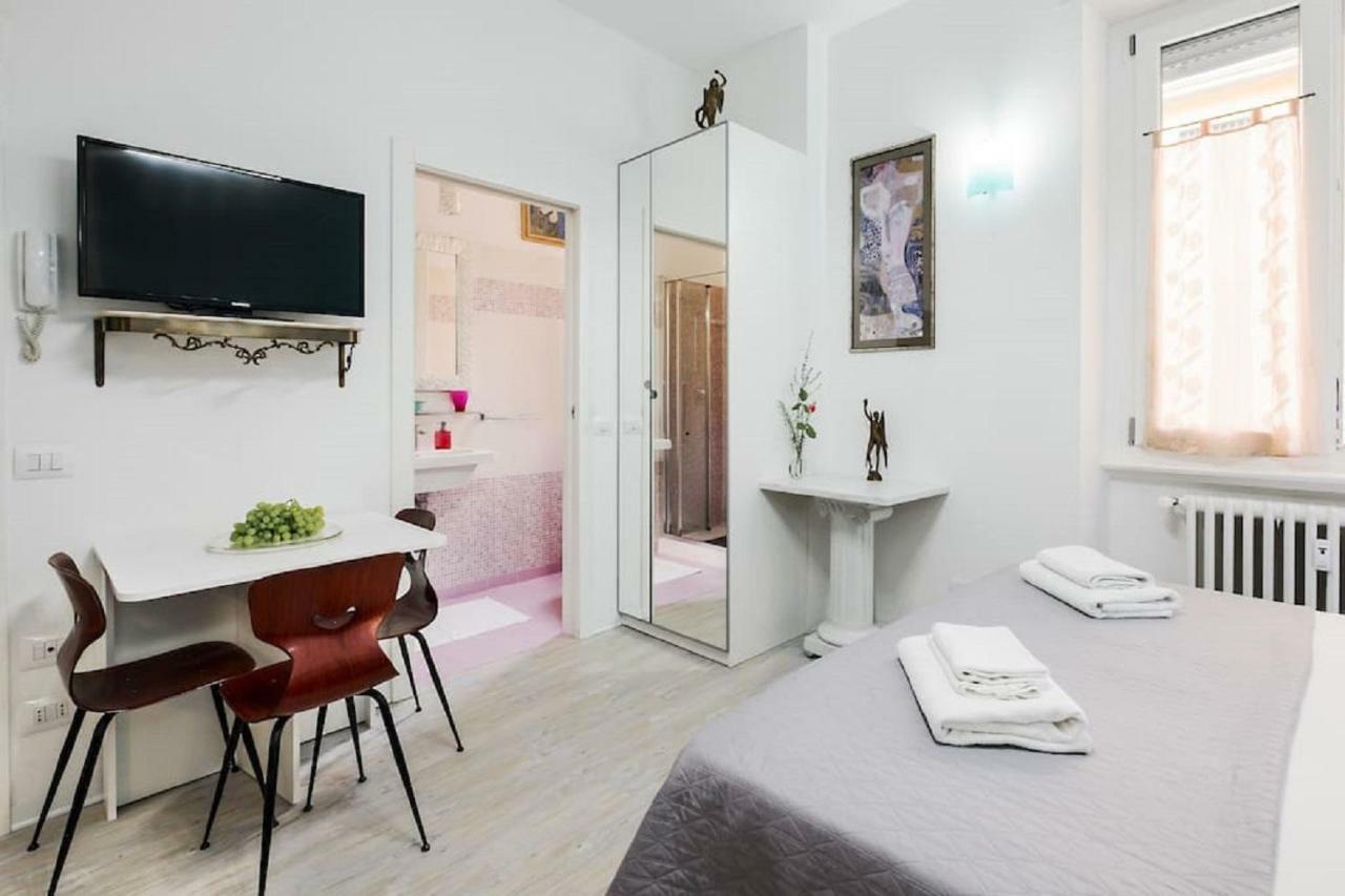 ℒovely & ℰlegant Studio Next To Duomo/Missori Apartment Milan Bagian luar foto